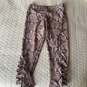 The cutest Onzie snakeskin leggings! They are so cute on!